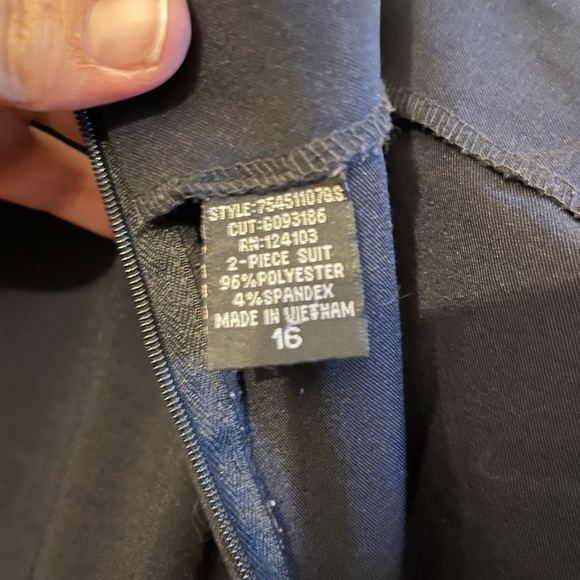 Classy Black Knee Length Business Skirt, Size 16

Has zipper in back - Picture 5 of 5